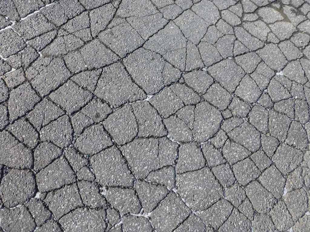 Thermal cracking in asphalt pavement unrelated to base layer deformation